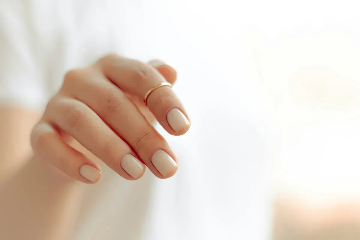 Manucure nude courte et soignée, ongles naturels en lumière douce