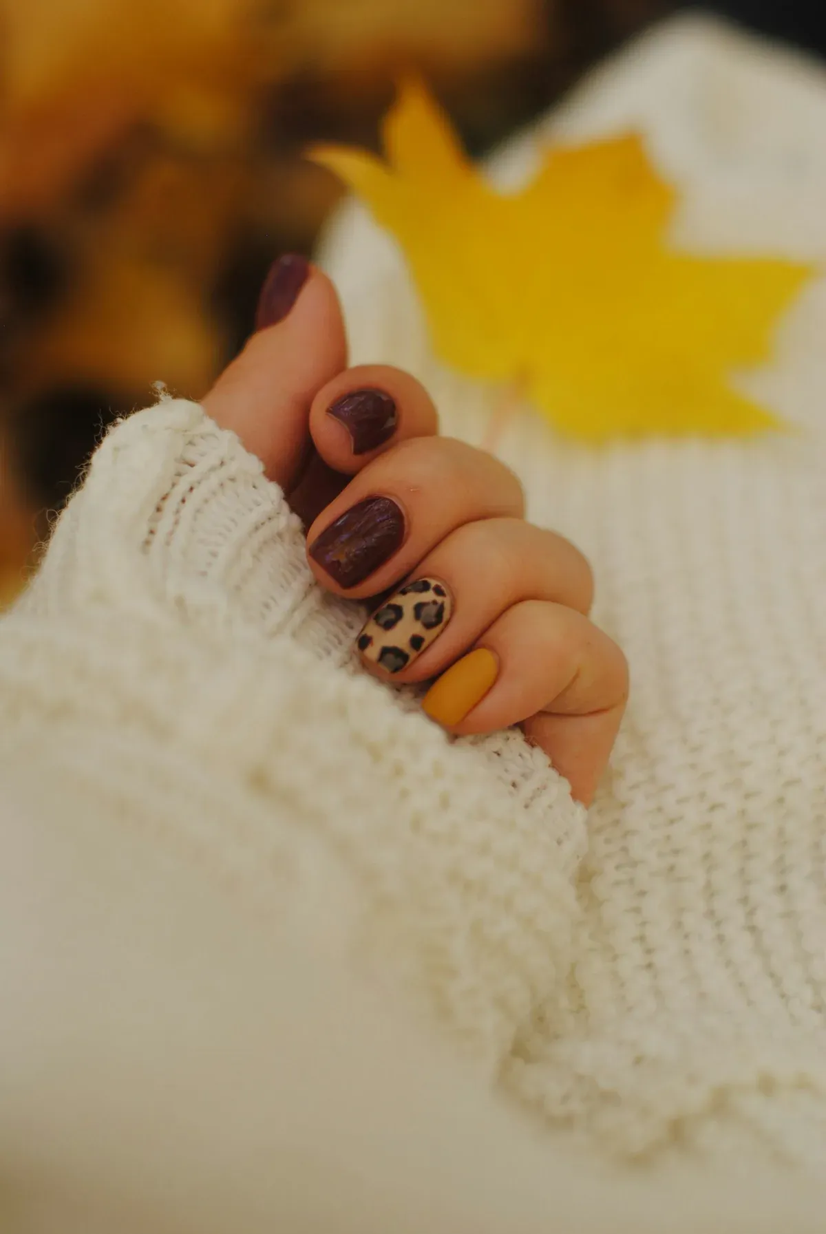 Manucure automnale prune, jaune moutarde et motif léopard