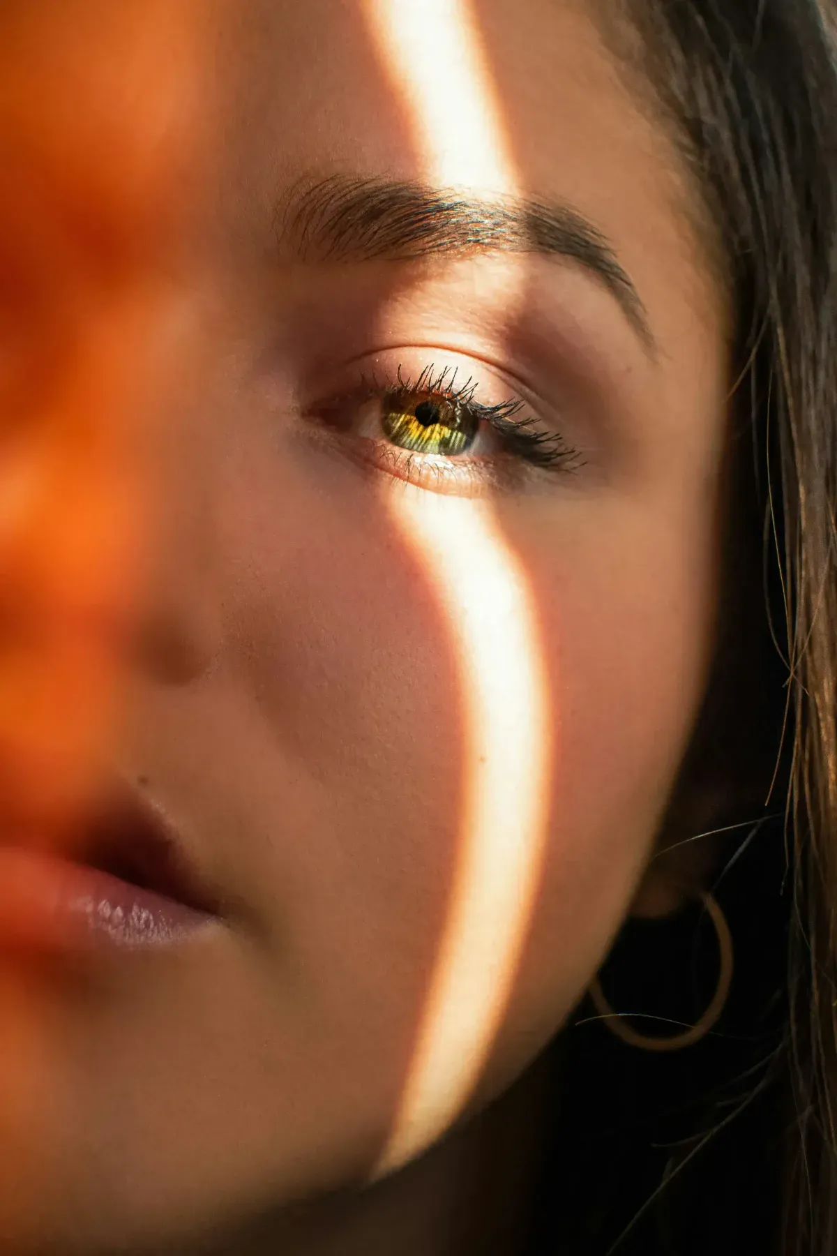Peau douce en lumière naturelle, idéale pour illustrer l’hydratation après le soleil