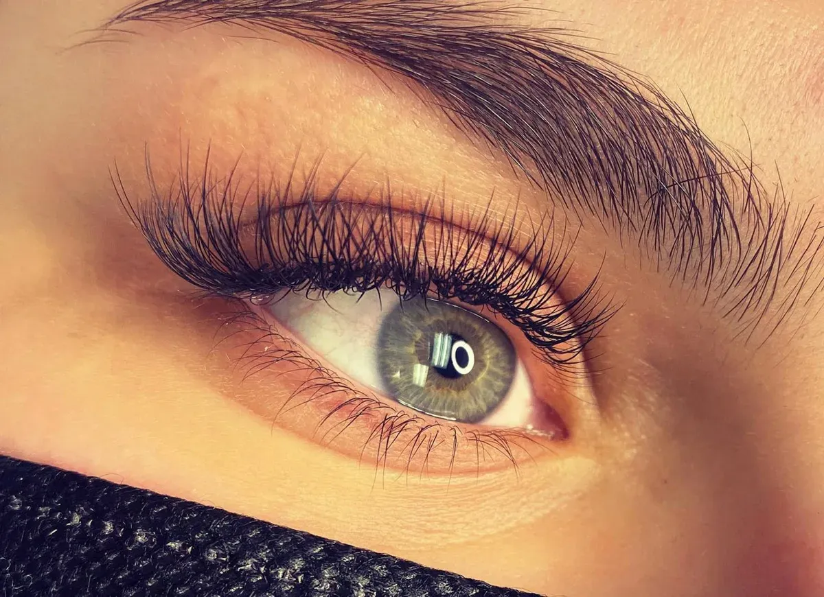 Gros plan sur des cils naturellement courbés après un rehaussement