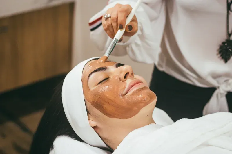 Application d’un masque visage pendant un soin esthétique