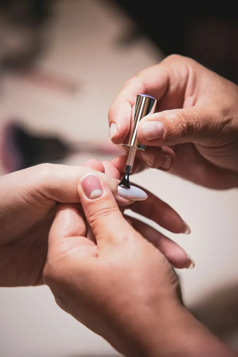 Pose de vernis professionnelle lors d’une manucure
