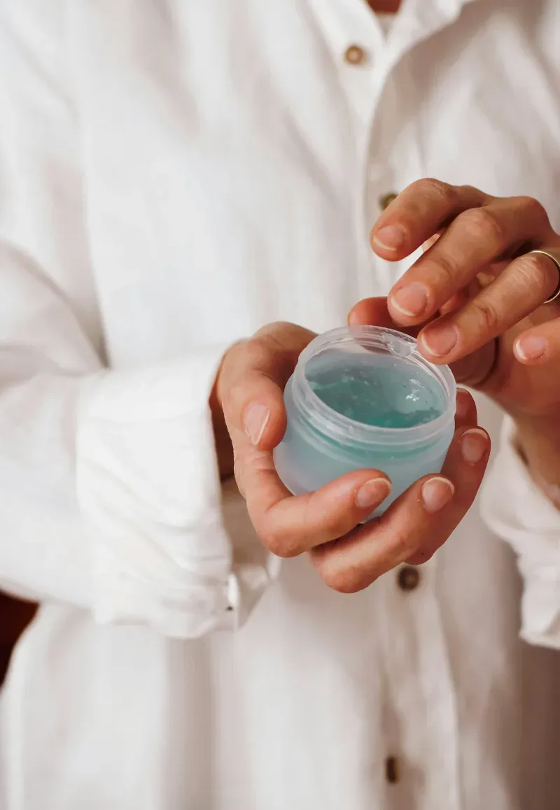 Application d’une crème hydratante sur la peau avec les doigts