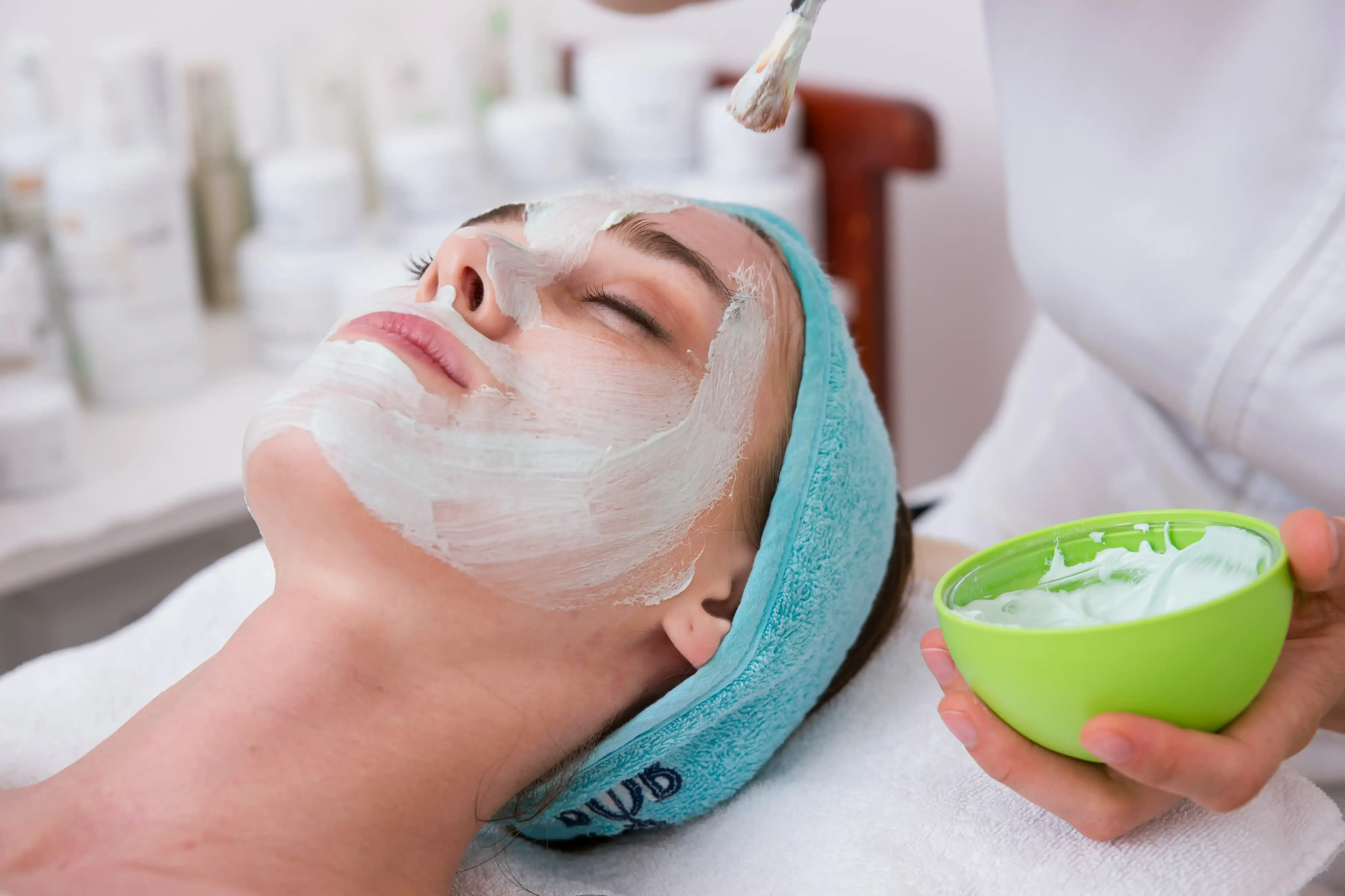 Soin du visage — application d’un masque apaisant par une esthéticienne