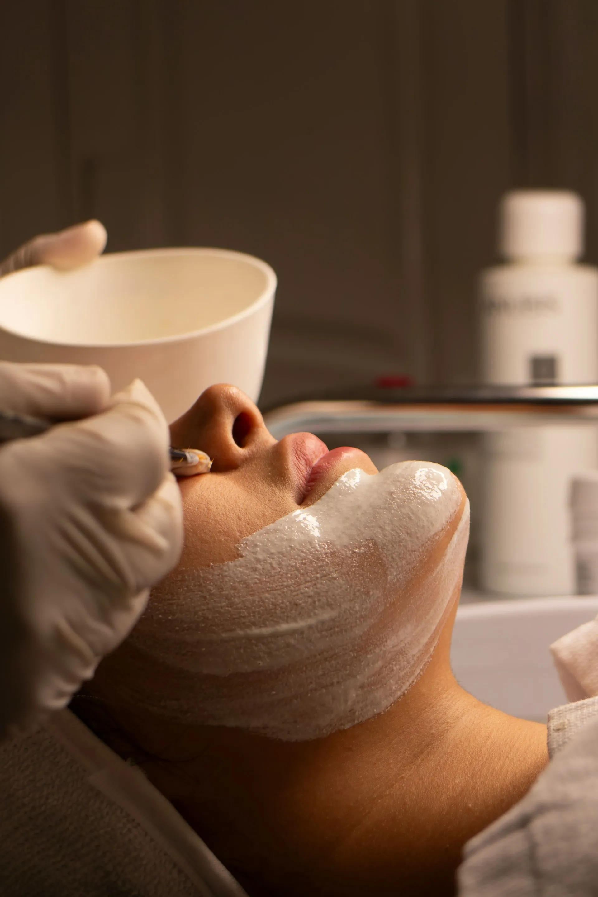 Soin du visage — application délicate d’un soin sur la peau